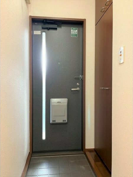 玄関　同物件の別部屋になります。