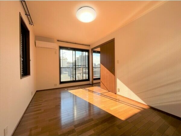 居室・リビング　同物件の別部屋になります。