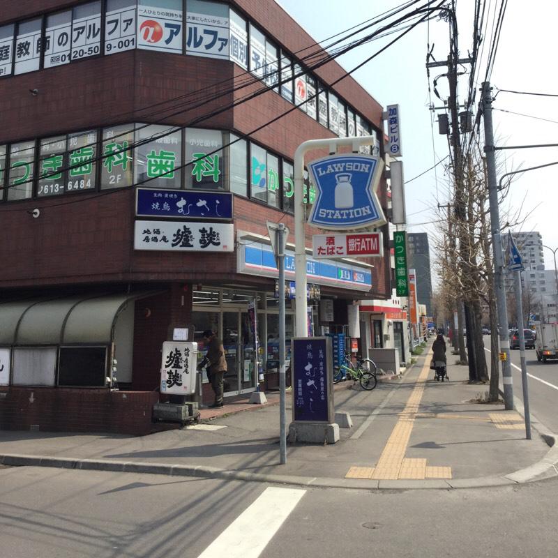 コンビニ　ローソン二十四軒1条店（コンビニ）まで108m