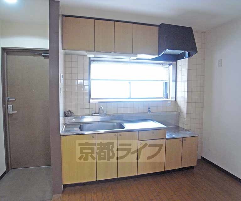 キッチン　収納たっぷり、大きなキッチンです。