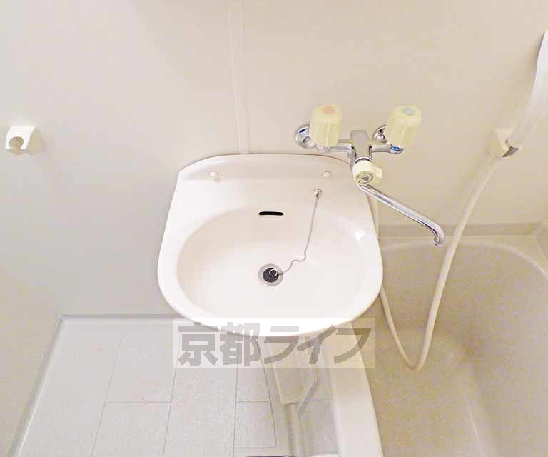 洗面設備　綺麗な洗面台です。