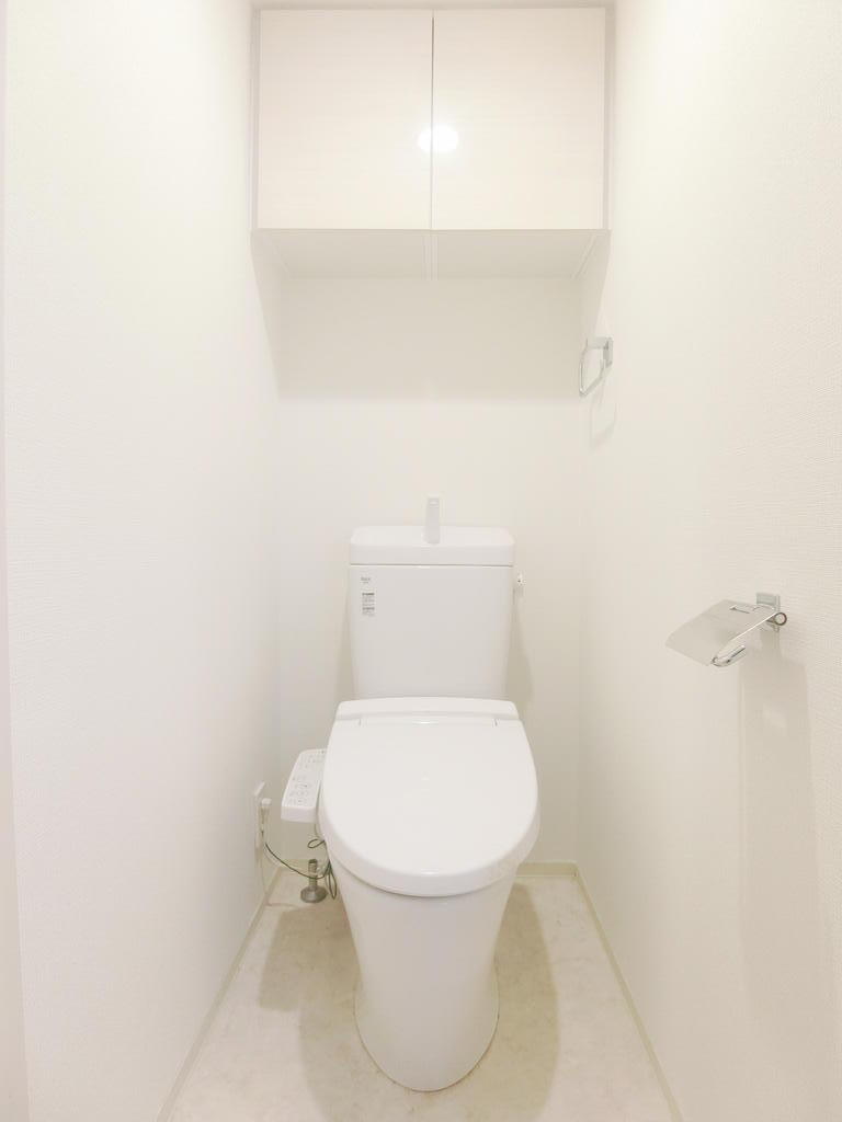 トイレ　温水洗浄便座付きトイレです。