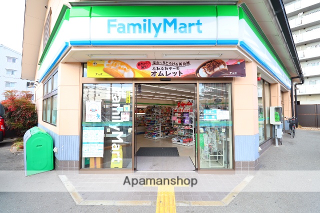 コンビニ　ファミリーマート（コンビニ）まで842m