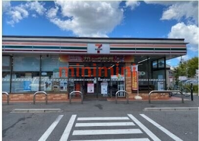 コンビニ　セブンイレブン豊中東泉丘店（コンビニ）まで979m