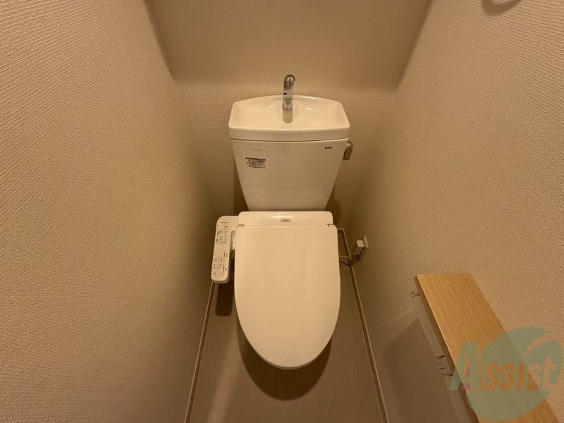 トイレ　トイレはこちらのウォシュレット付きになりますね。
