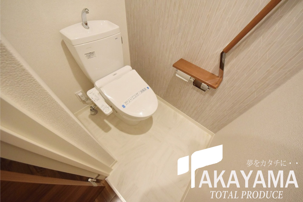 バルコニー　トイレ、ウォシュレット搭載＋上棚付きの清潔感あるトイレです★