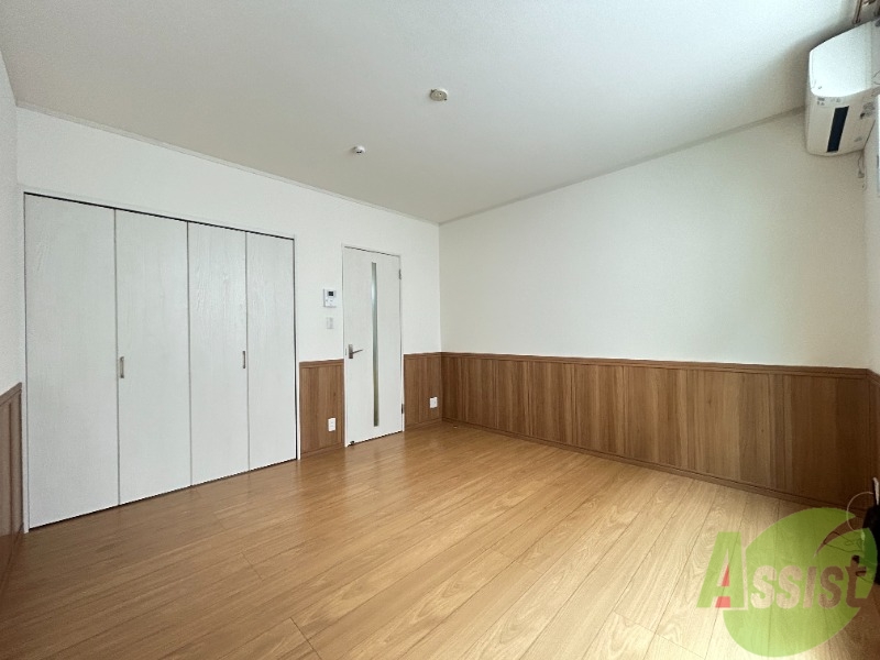 居室・リビング　８帖の洋室です。生活のメインとなる部屋ですね。