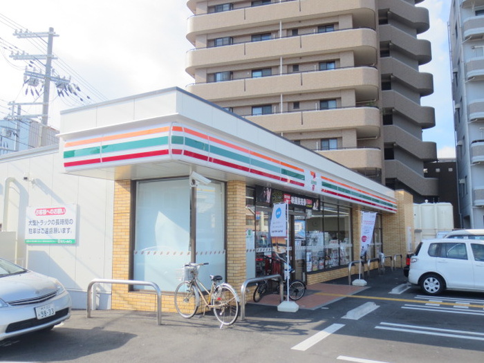 コンビニ　セブンイレブン（コンビニ）まで650m