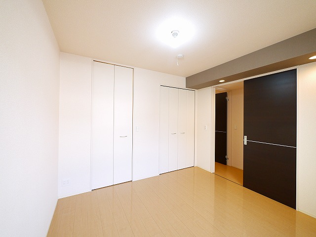 その他部屋・スペース　開放的な寝室です