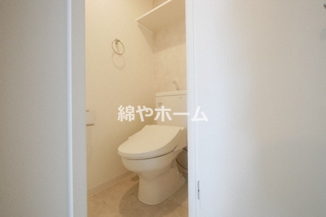 トイレ　落ち着いた色調のトイレです