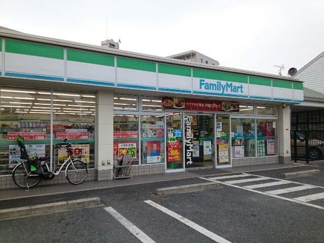 コンビニ　ファミリーマート様（コンビニ）まで500m
