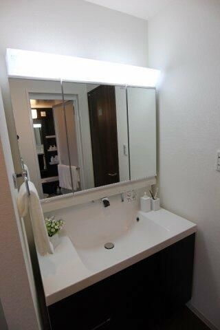 洗面設備　写真は同タイプ住居です。