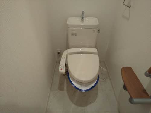 トイレ　温水洗浄便座採用のトイレです。