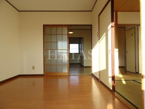 居室・リビング　同物件別部屋です
