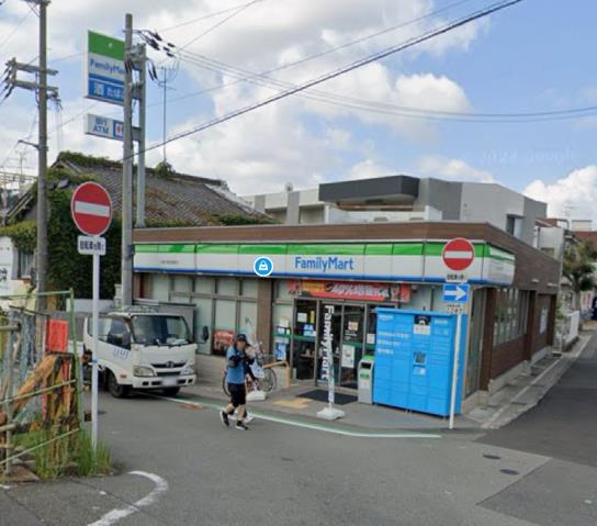 コンビニ　ファミリーマート（コンビニ）まで233m