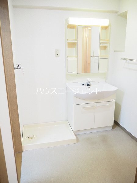 洗面設備　洗面化粧台です