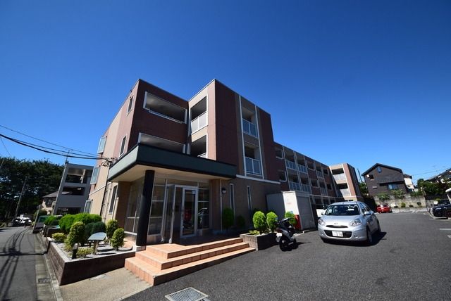 建物外観　★　閑静な住宅街で、周りも緑が多く住みやすいですよ　★