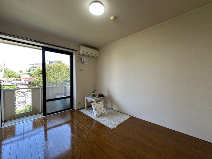 居室・リビング　東向き洋室6帖☆バルコニーに繋がるお部屋です！エアコン付きで
