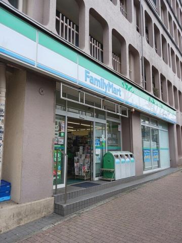 コンビニ　ファミリーマート（コンビニ）まで208m