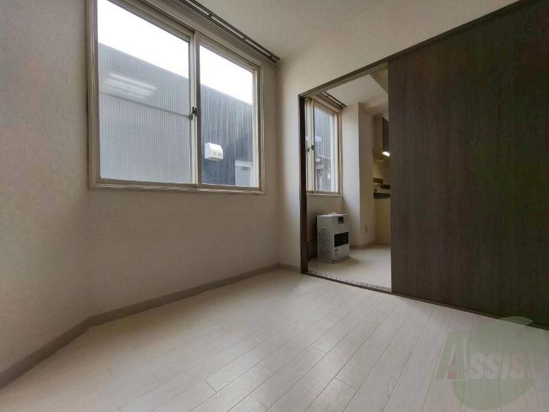 その他部屋・スペース　こちらのお部屋は光が差し込む、温かみのあるお部屋です。
