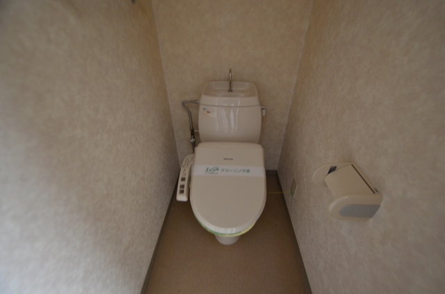 トイレ　温水洗浄便座付きのトイレです♪