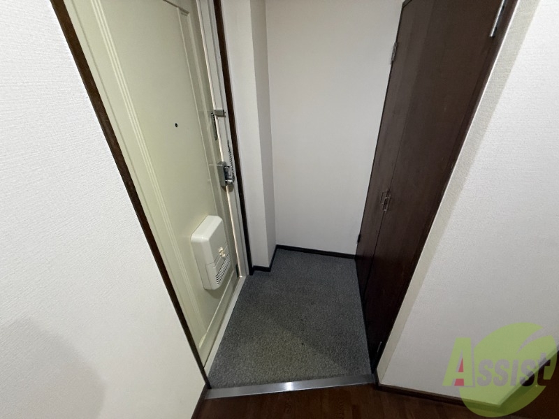 玄関　玄関を入ってすぐに大きな物入れがあるんですね。これは便利