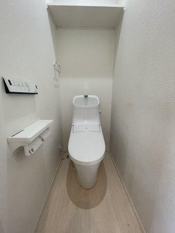 トイレ　写真はB103号室です。(反転タイプ) ※現況を優先いたしま