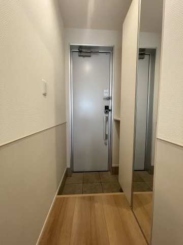 玄関　写真はB103号室です。(反転タイプ) ※現況を優先いたしま