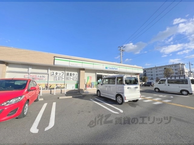 コンビニ　ファミリーマート伏見桃山南店（コンビニ）まで1300m