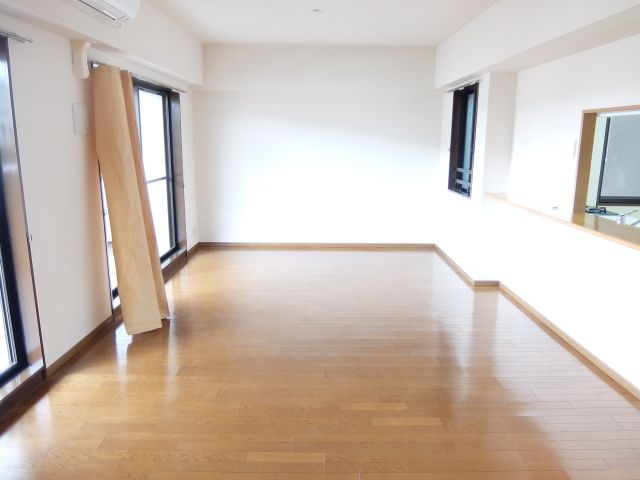 居室・リビング　広々したリビングです！横長で使いやすいです。