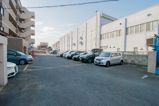 駐車場　広々とした駐車場あります(^^)／