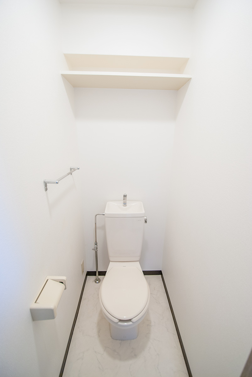 トイレ　棚が便利なトイレです(^^)／　※同物件別部屋画像です