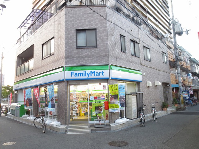コンビニ　ファミリーマート（コンビニ）まで250m