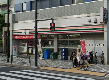 コンビニ　セブンイレブン（コンビニ）まで237m