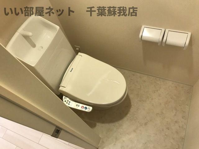 トイレ　落ち着いた色調のトイレです