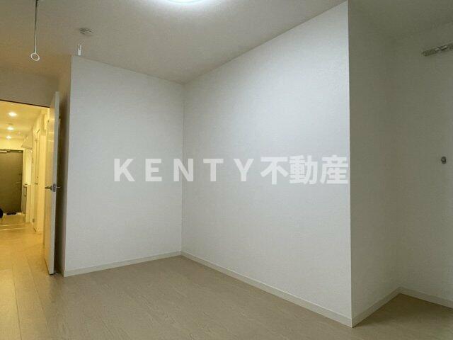 その他部屋・スペース　開放的な寝室です
