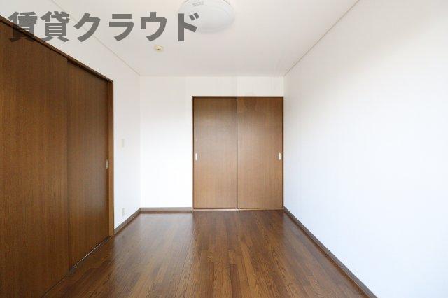 その他部屋・スペース　落ち着いた色調の寝室です