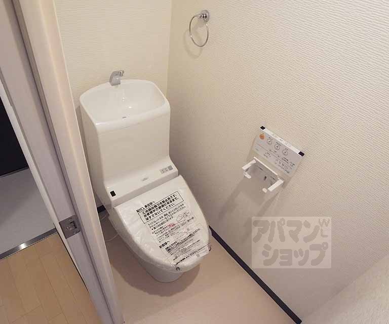 トイレ　ウォシュレットトイレ付き。
