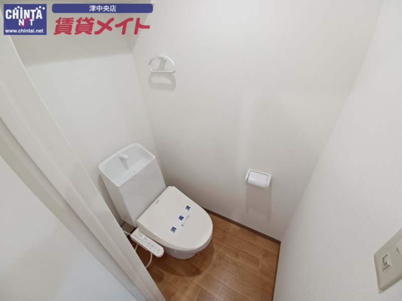 トイレ　同じ物件、別部屋の写真です