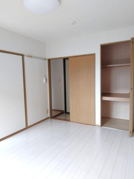 その他部屋・スペース　南東側の洋室です。エアコンがあるお部屋です。