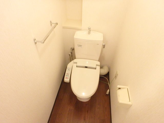トイレ　落ち着いた色調のトイレです