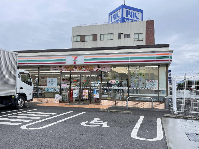 コンビニ　セブンイレブン焼津八楠４丁目店（コンビニ）まで233m