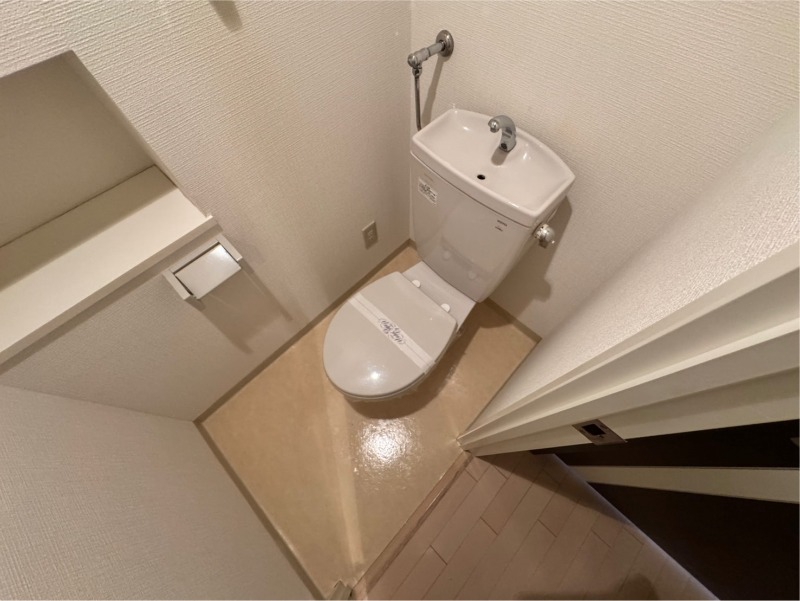 トイレ　広々お使いいただけるお手洗いになっています。
