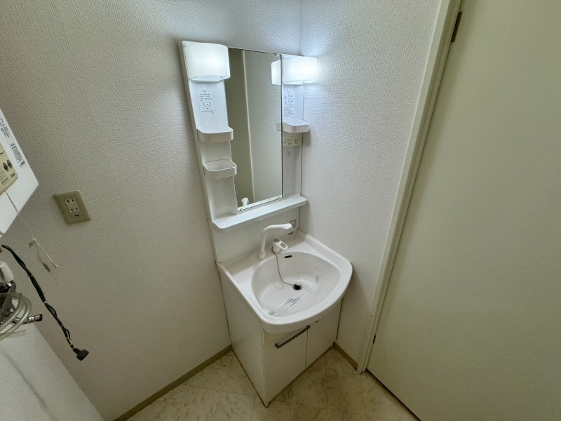 洗面設備　大きくて使いやすそうな独立洗面台になっています。