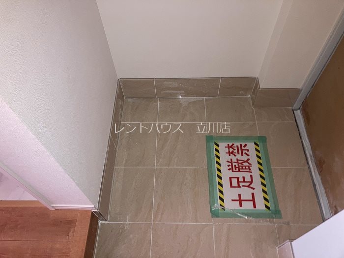 玄関　同物件別部屋参考写真です