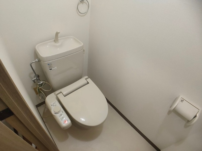 トイレ　トイレです。ウォシュレット付を探している方、おすすめです。