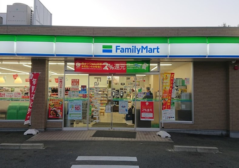 コンビニ　ファミリーマート 名古屋松坂町店（コンビニ）まで440m