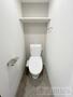 トイレ　人気アイテムの温水洗浄便座。清潔感のあるトイレです。
