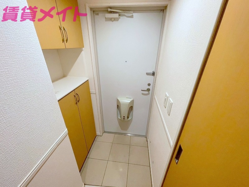 玄関　同物件別室反転写真