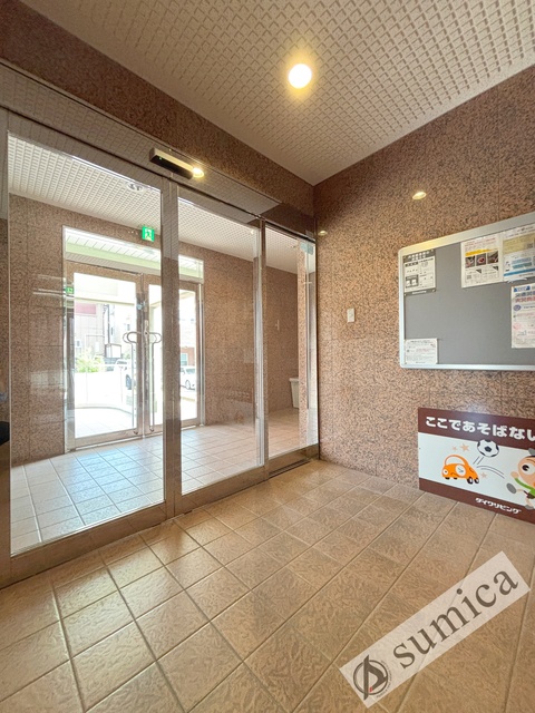 エントランス　落ち着いたエントランス。マンションを演出します。